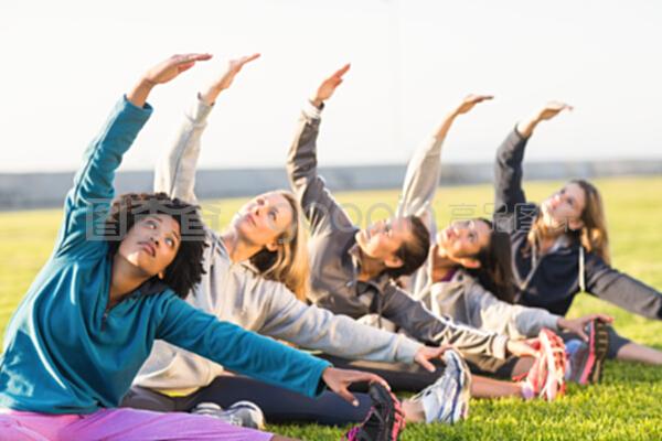 運動女性在健身課上的伸展藝術 休閑與健康的完美結合